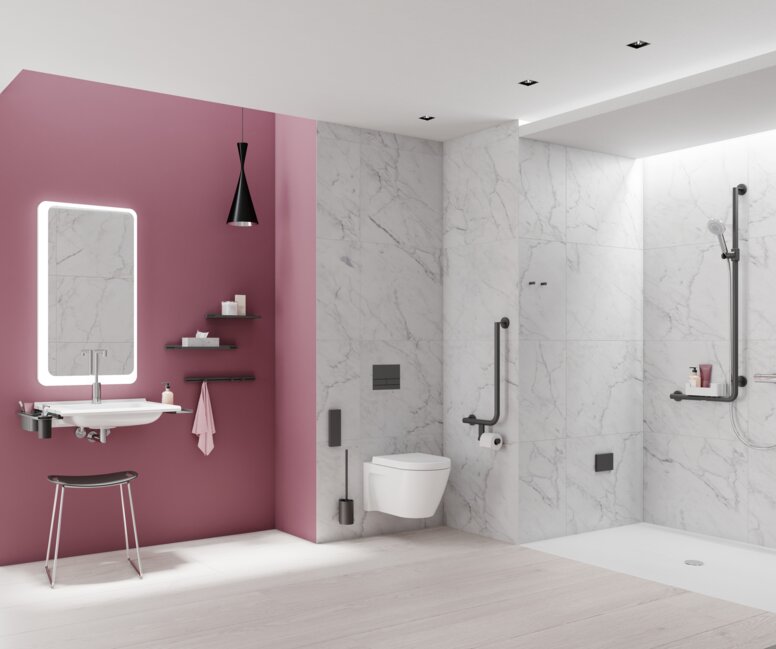 Barrierefreies Bad mit Waschplatz, Duschbereich und WC ausgestattet mit Accessoires in Schwarz matt