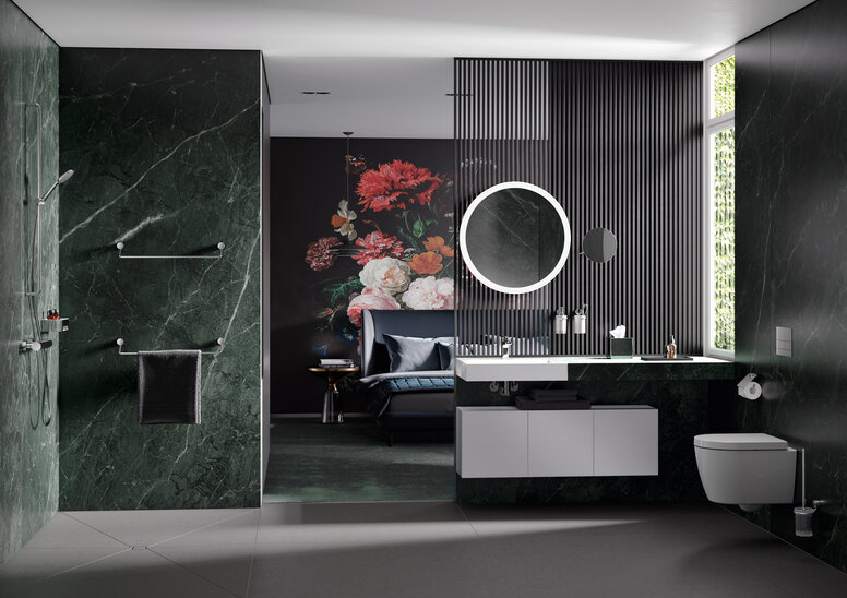 HEWI Hotelbadezimmer Chrom Modernes Hotelbadezimmer mit Waschplatz, Duschbereich und WC