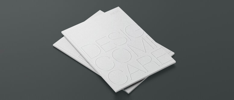Ontwerp Comfort Care Twee gestapelde brochures met de naam Design Comfort Care