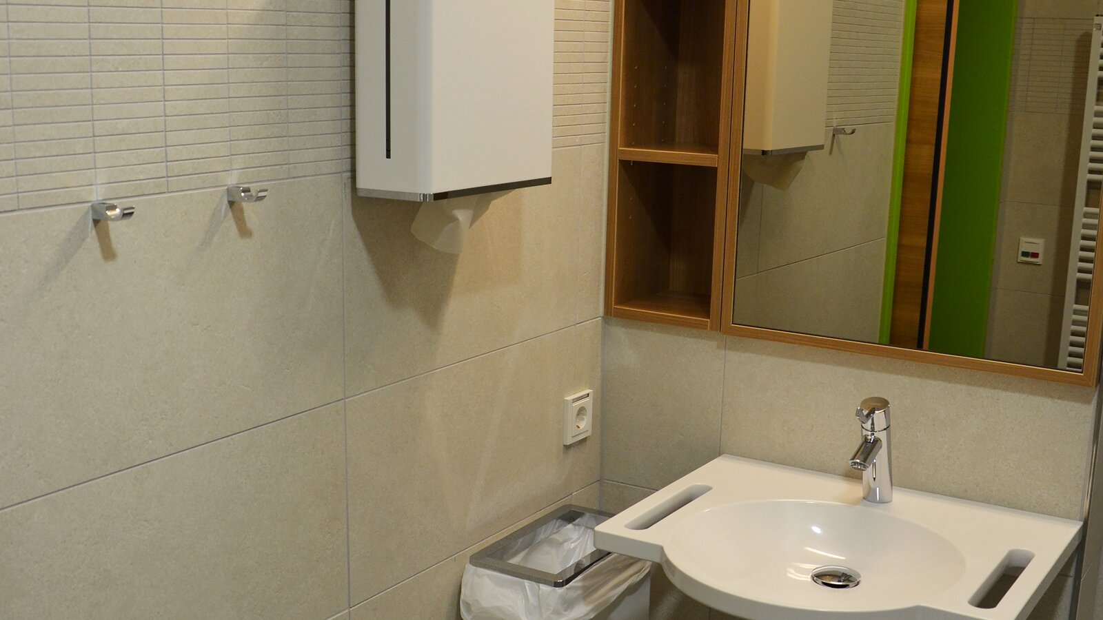 Juliusspital Hospice in Würzburg Bathroom equipped with paper towel dispenser, hygiene waste garbage can and a System 800 washbasin