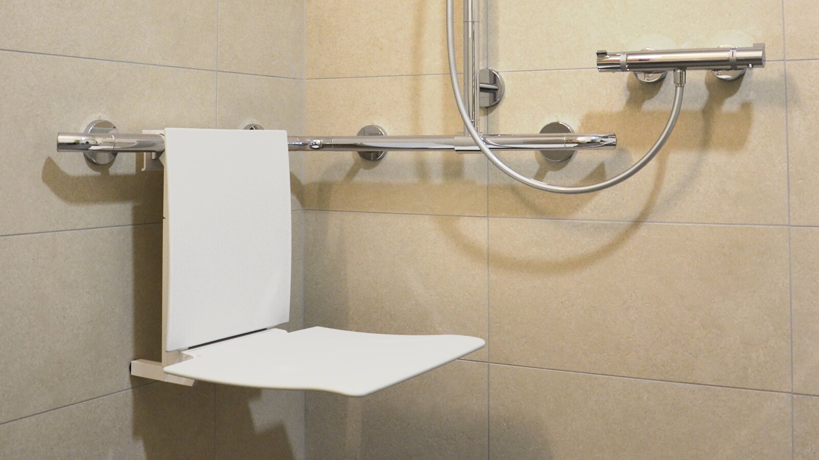 Juliusspital Hospice in Würzburg Shower with hanging seat and shower handrail