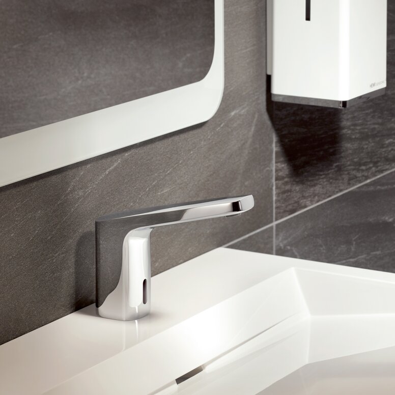 Sensoric single-lever basin mixer
