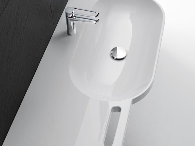 Variable-length washbasin with grab rails and single-lever mixer in chrome